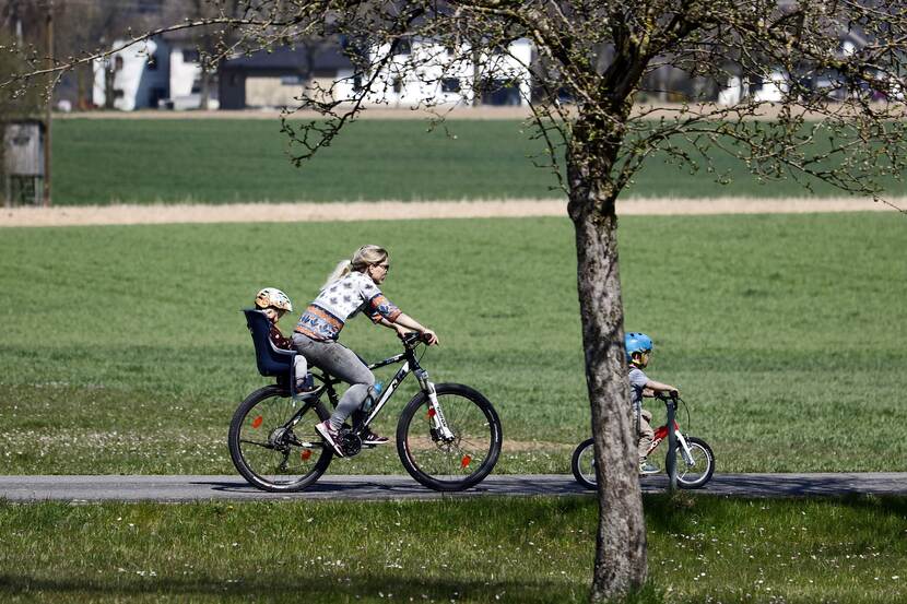 Foto fietsende moeder met kind achterop en kind op de fiets ervoor