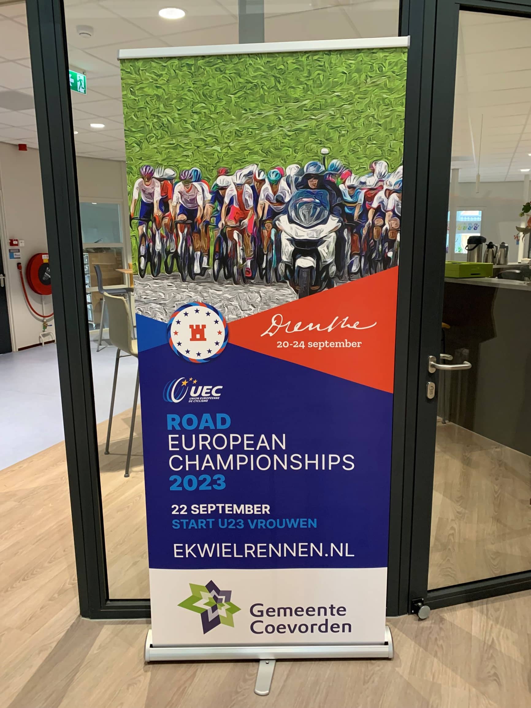 Foto met een banner van het EK Wielrennen Drenthe 2023