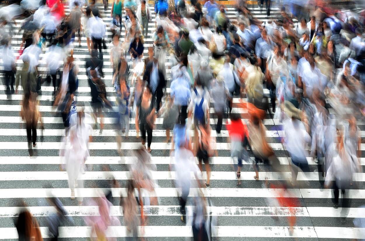 foto van zebrapad met allemaal mensen die oversteken