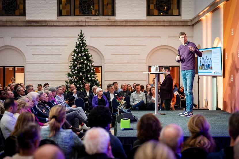 Foto presentatie Bas van de Goor tijdens het NLsportraad symposium Bewegen in de Haagse werkelijkheid op 13 december 2023