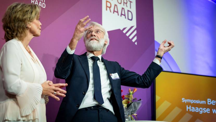 Foto van dagvoorzitter Inge Diepman samen met Erik Scherder tijdens het NLsportraad symposium Bewegen in de Haagse werkelijkheid op 13 december 2023