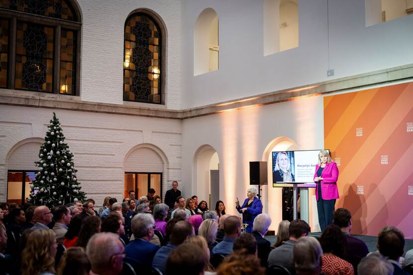 Foto van Marjolijn Sonnema directeur-generaal volksgezondheid van het ministerie van VWS tijdens het NLsportraad symposium Bewegen in de Haagse werkelijkheid op 13 december 2023