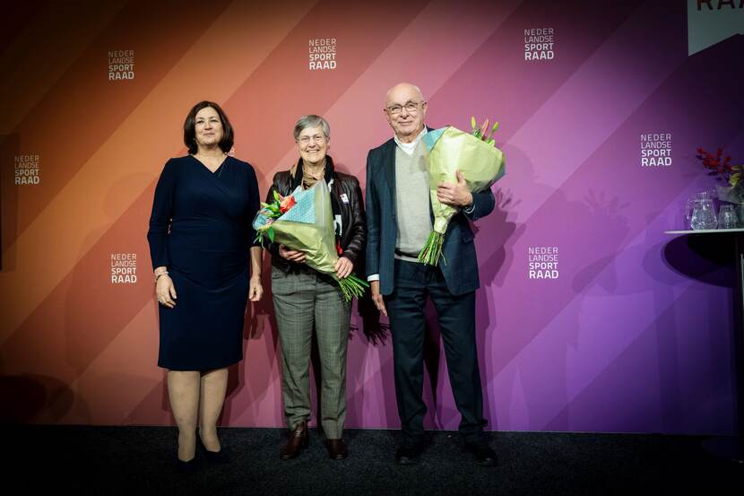 Foto van demissionair minister Helder samen met Leanne van den Hoek en Michael van Praag tijdens het NLsportraad symposium Bewegen in de Haagse werkelijkheid op 13 december 2023