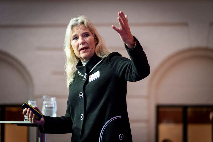 Foto presentatie Wanda de Kanter tijdens het NLsportraad symposium Bewegen in de Haagse werkelijkheid op 13 december 2023