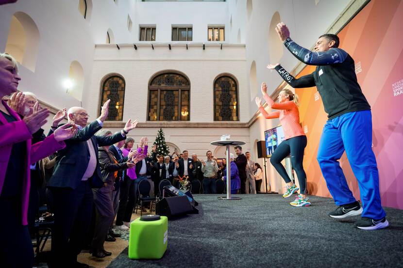 Foto sportieve opening door Duco Bauwens en Barbara de Loor van Nederland in Beweging tijdens het NLsportraad symposium Bewegen in de Haagse werkelijkheid op 13 december 2023