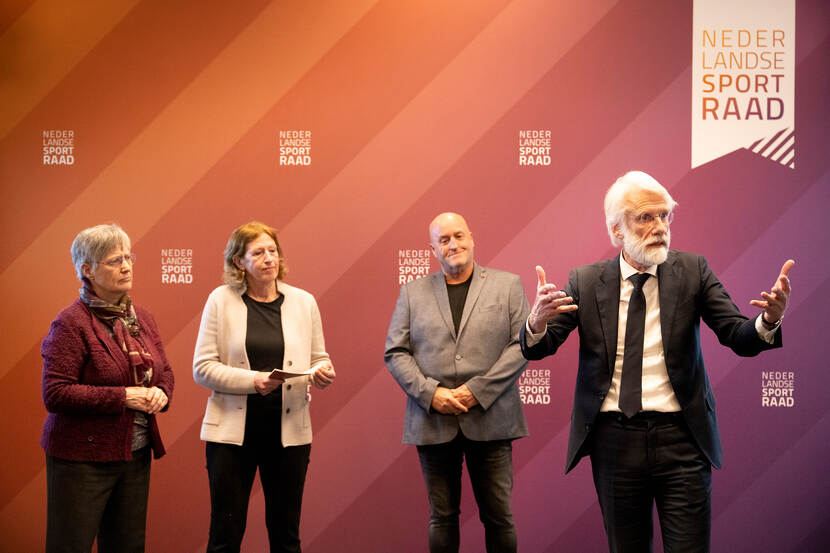 Foto van raadslid Erik Scherder die praat over het advies Nederland, sta op!. Andere personen op deze foto zijn van links naar rechts Leanne van den Hoek, Marjolein Bolhuis-Eijsvogel en Hans Derks