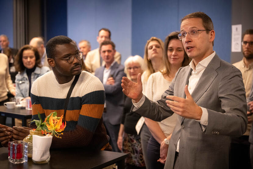 Foto van Tweede Kamerlid Olger van Dijk die een reactie geeft op het advies Nederland, sta op! tijdens de bijeenkomst in Nieuwspoort 31 januari 2024