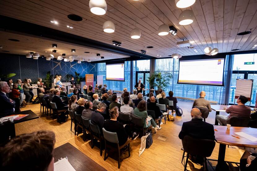 overzichtsfoto van een bijeenkomst van de Nederlandse Sportraad op 11 februari