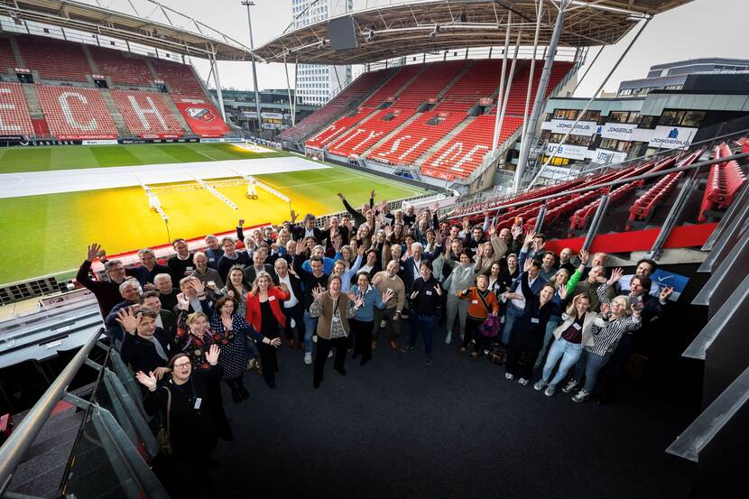 Groepsfoto van een bijeenkomst van de Nederlandse Sportraad in stadion Galgenwaard in Utrecht