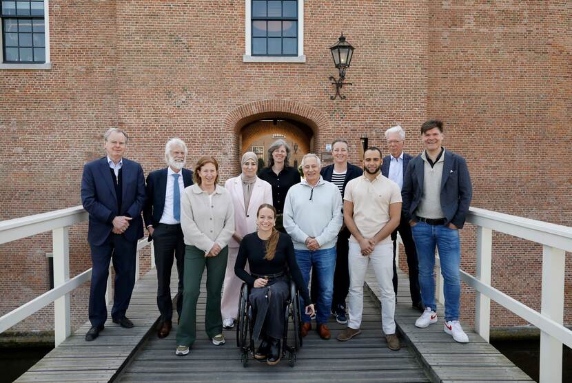 Groepsfoto van de raadsleden van de Nederlandse Sportraad buiten bij Kasteel Woerden op 11 april