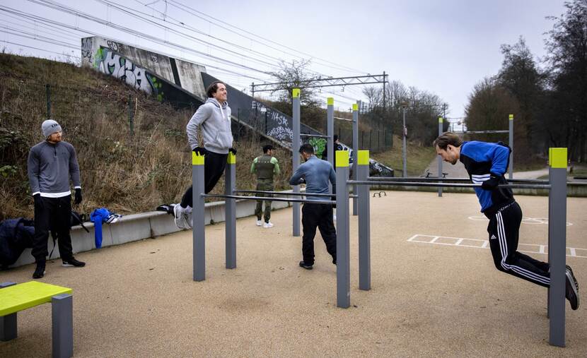 Buiten sporters in het park