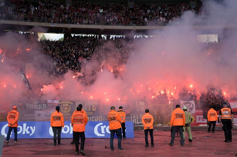 voetbalwedstrijd met stewards