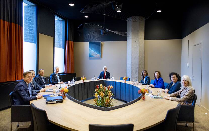 Foto met informateur Ronald Plasterk en de voorzitters van de fracties van PVV, VVD, BBB en NSC voorafgaand aan onderhandelingen over de kabinetsformatie