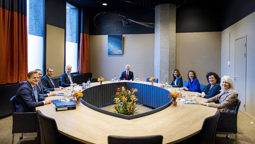 Foto met informateur Ronald Plasterk en de voorzitters van de fracties van PVV, VVD, BBB en NSC voorafgaand aan onderhandelingen over de kabinetsformatie