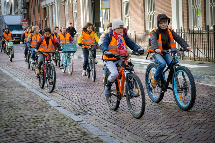 Kinderen op de fiets door de stad