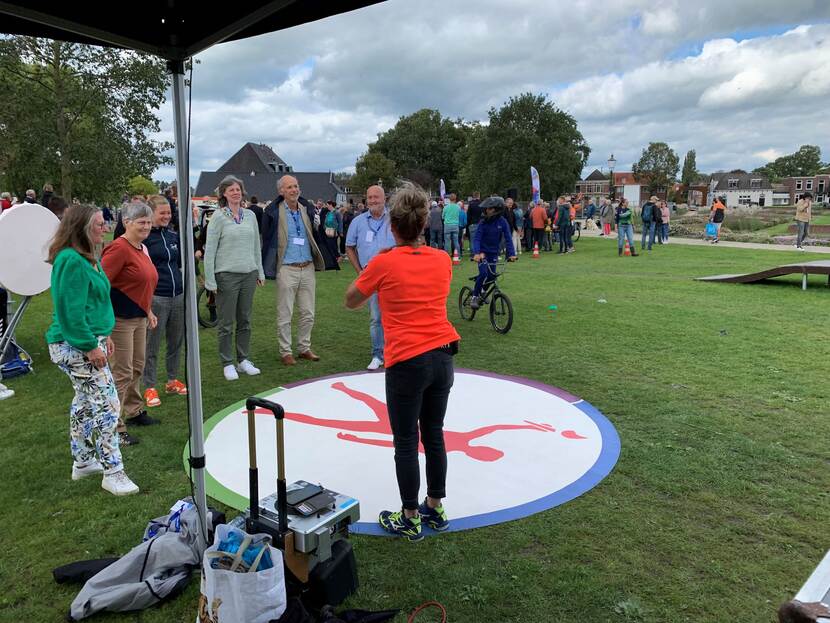 Foto met mensen tijdens het evenement Drenthe beweegt tijdens het EK Wielrennen 2023