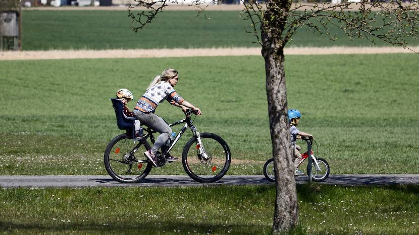 Foto fietsende moeder met kind achterop en kind op de fiets ervoor